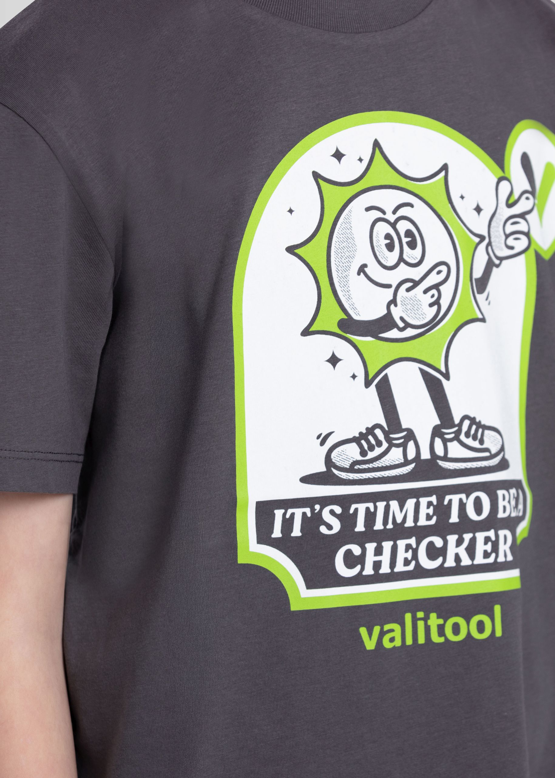 Detailansicht des Valitool Kinder Unisex T-Shirts in Anthrazit mit Cartoon-Print ‚It’s Time to Be a Checker‘ auf der Vorderseite