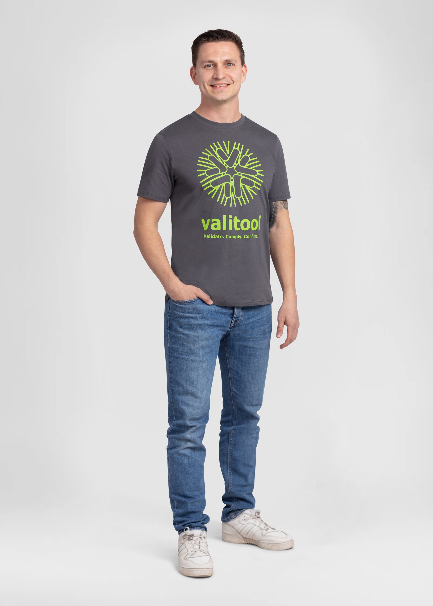 T-shirt valitool unisexe Sun Logo Anthracite – photo en pied sur un mannequin masculin