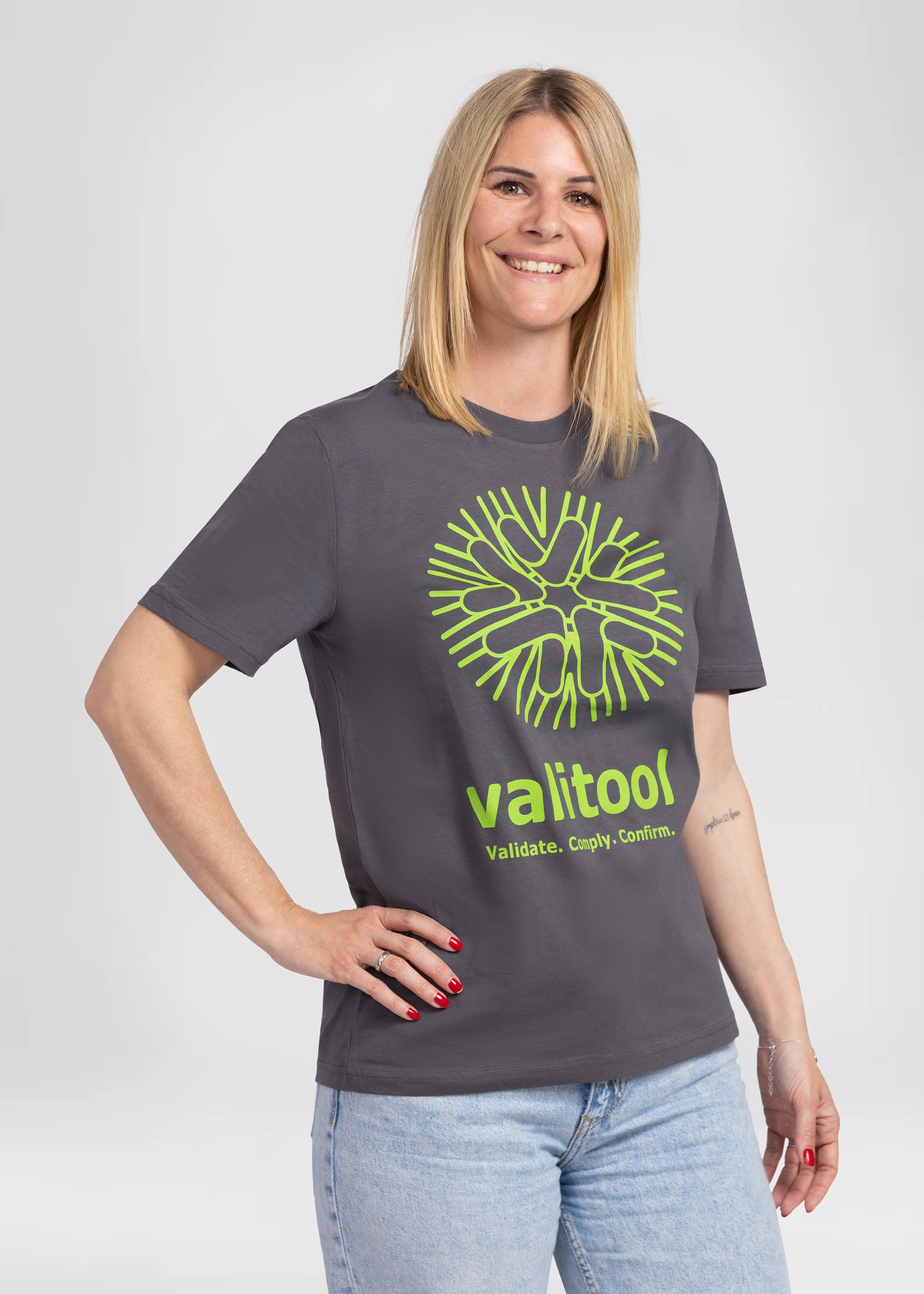 T-shirt valitool unisexe Sun Logo Anthracite – porté par un mannequin féminin