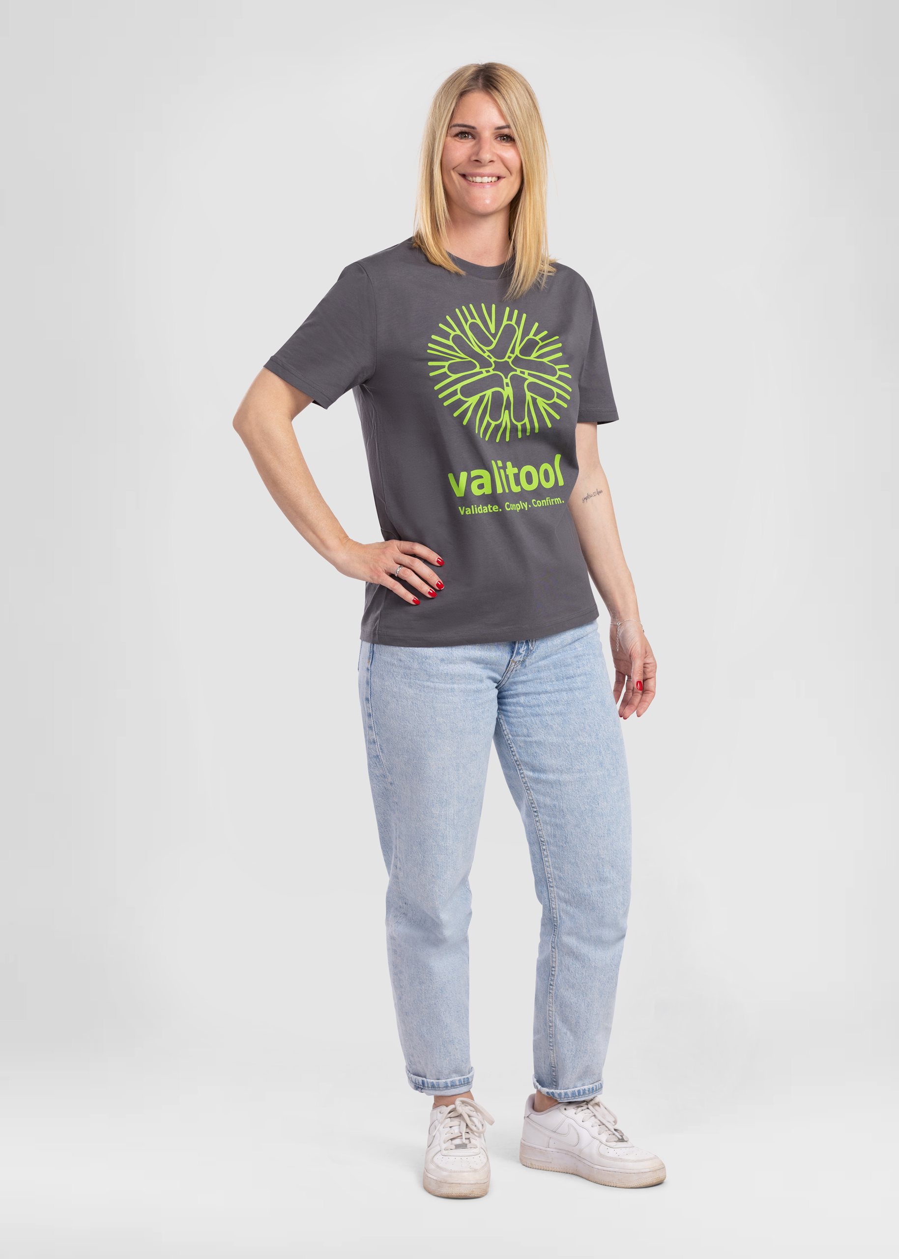 T-shirt valitool unisexe Sun Logo Anthracite – photo en pied sur un mannequin féminin