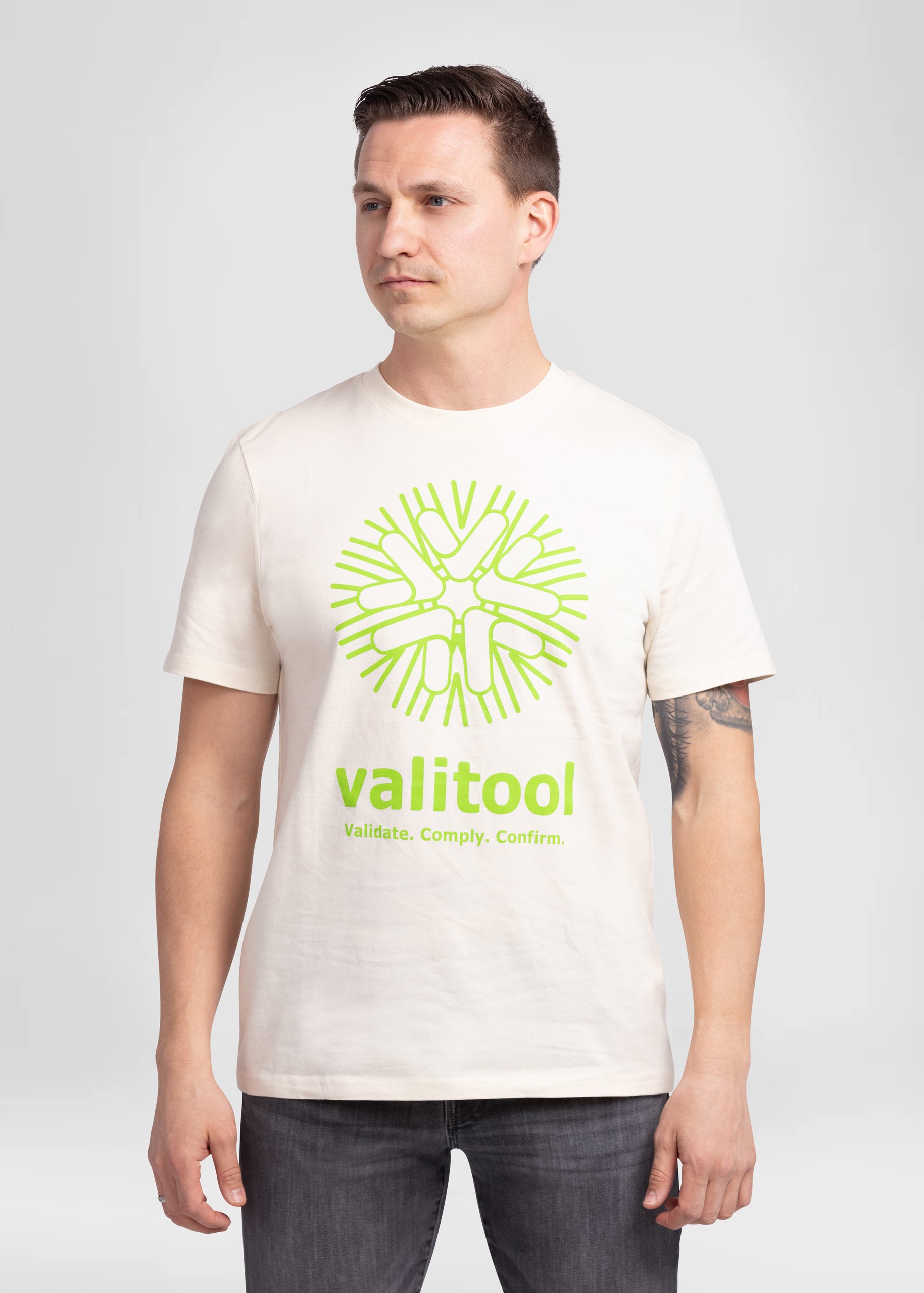 T-shirt valitool unisexe Sun Logo Natural Raw – porté par un mannequin masculin