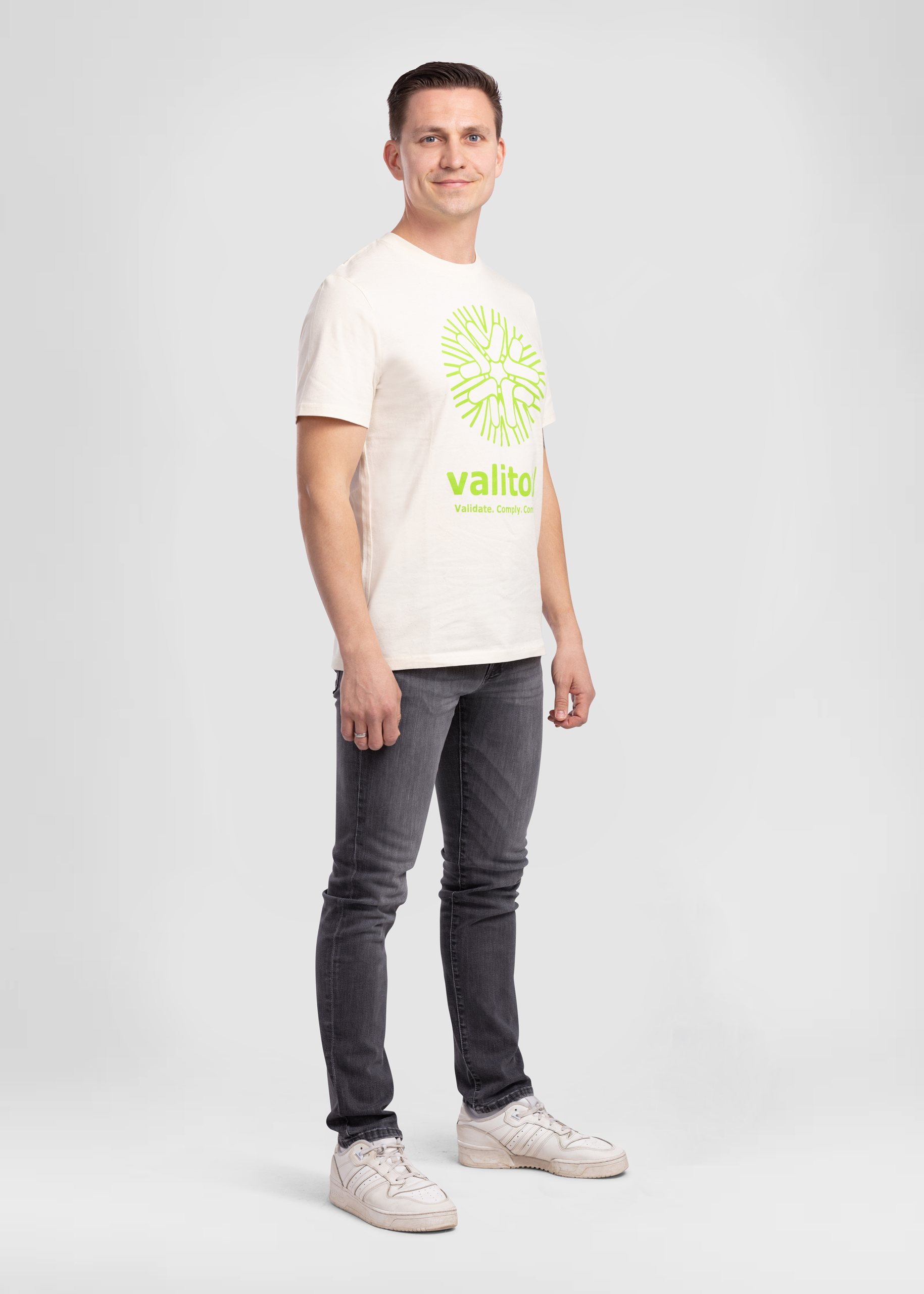 T-shirt valitool unisexe Sun Logo Natural Raw – photo en pied sur un mannequin masculin