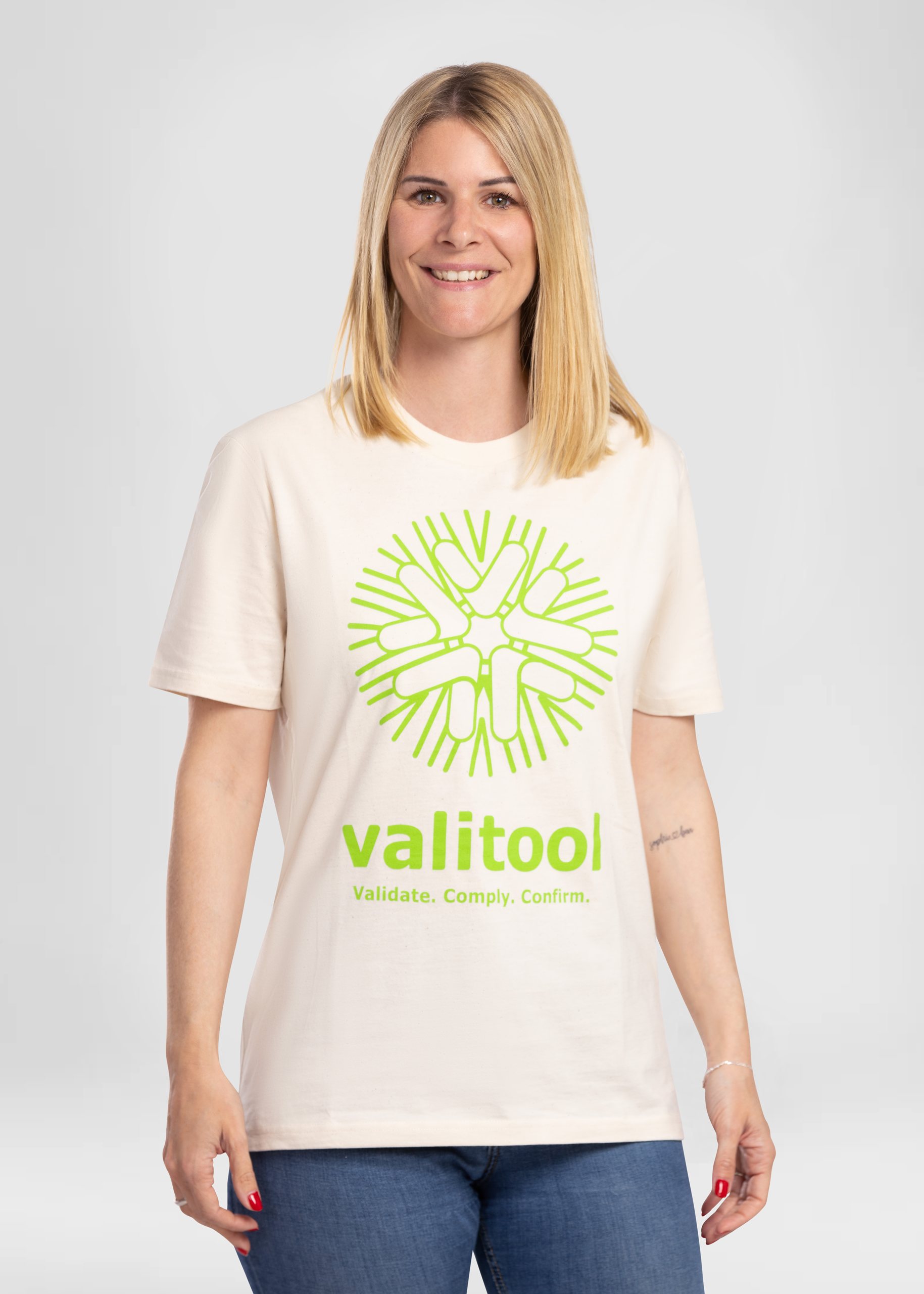 T-shirt valitool unisexe Sun Logo Natural Raw – porté par un mannequin féminin