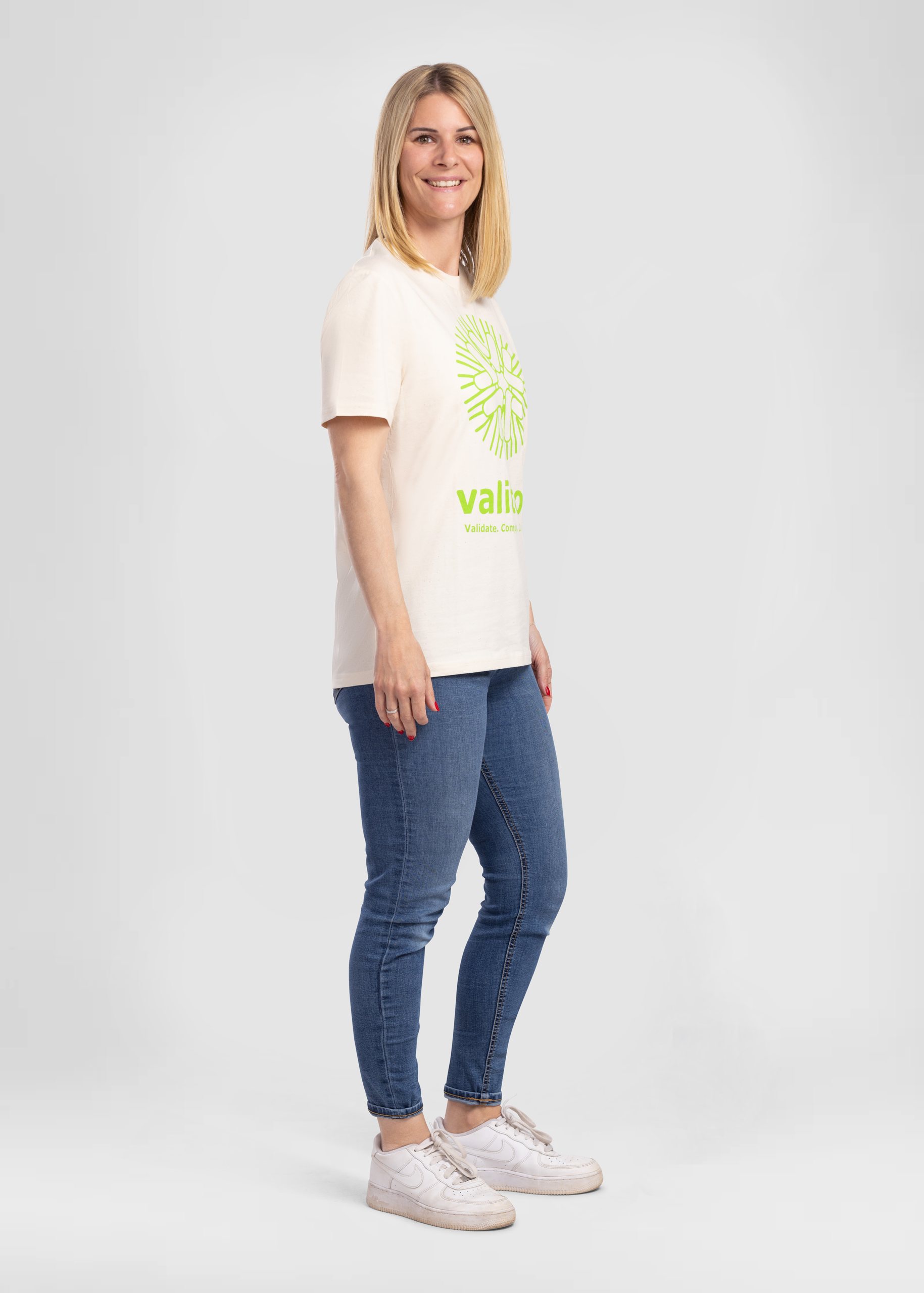 T-shirt valitool unisexe Sun Logo Natural Raw – photo en pied sur un mannequin féminin