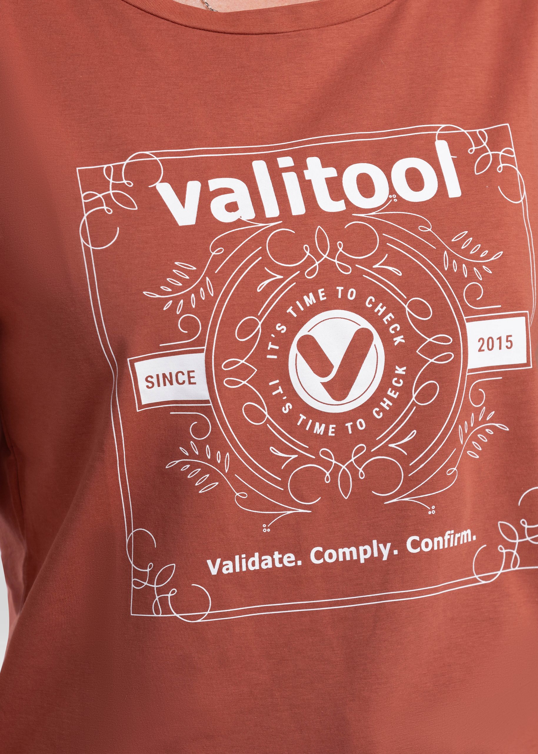 T-shirt valitool femme Time to Check Heritage Brown – gros plan de l’impression