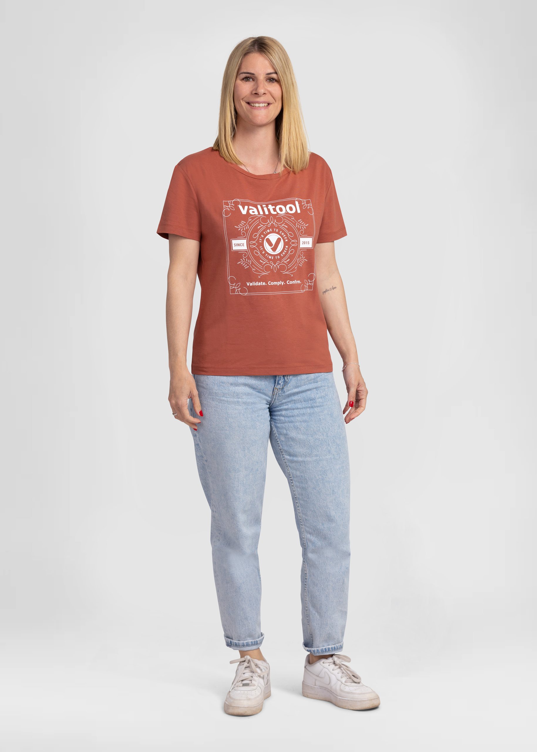 T-shirt valitool femme Time to Check Heritage Brown – photo en pied sur un mannequin