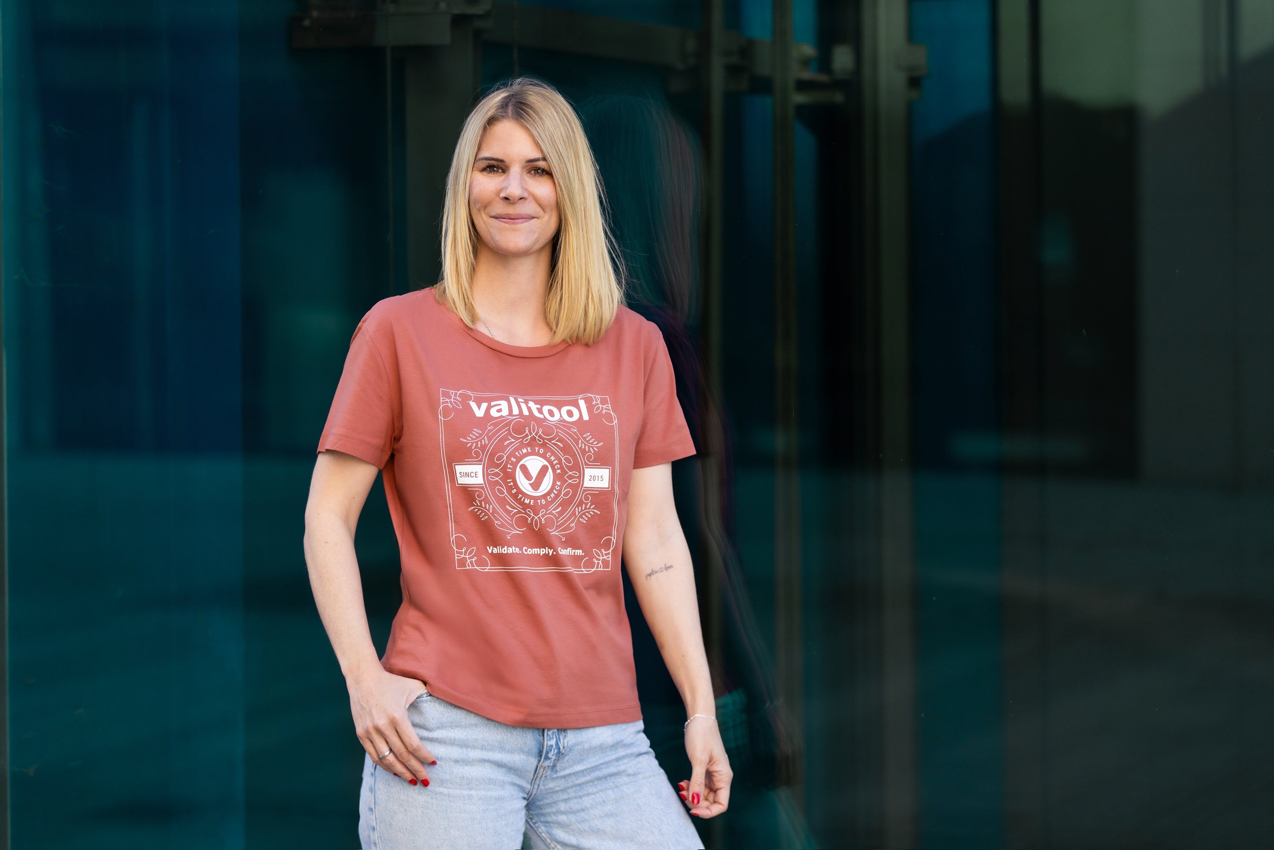 T-shirt valitool femme Time to Check Heritage Brown – porté à l’extérieur