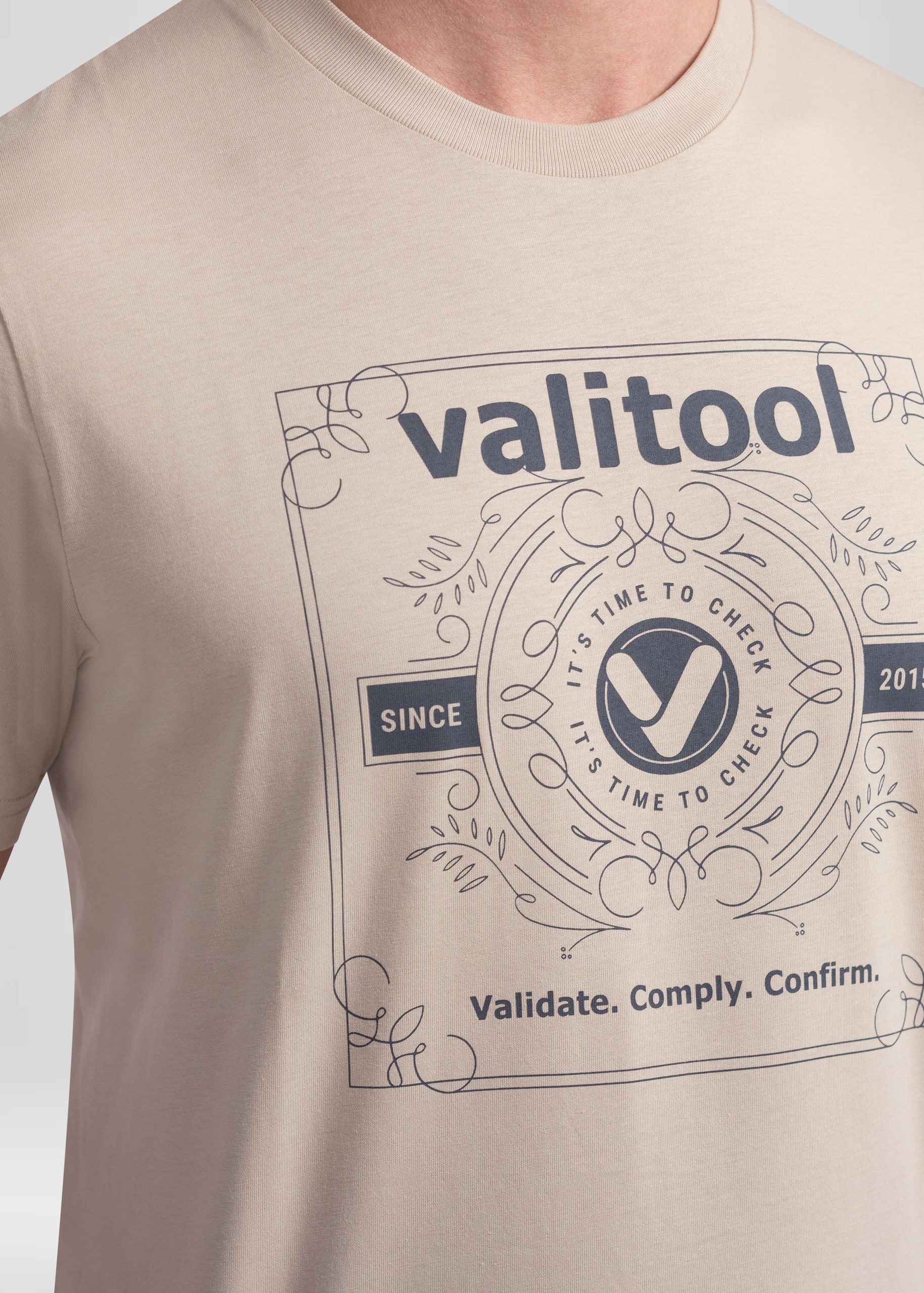 T-shirt valitool unisexe Time to Check Desert Dust – gros plan de l’impression