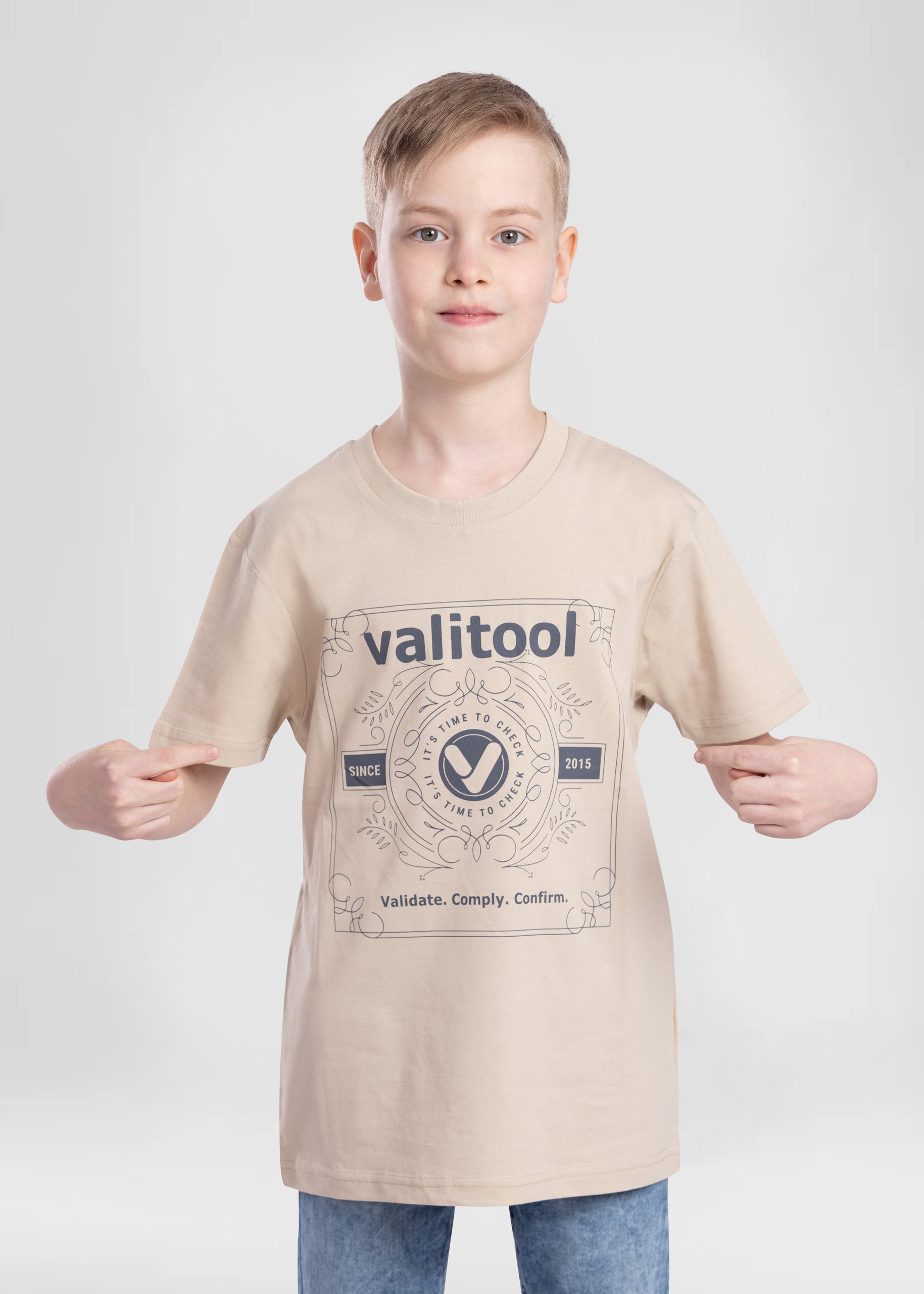 T-shirt valitool unisexe Time to Check Desert Dust – porté par un enfant faisant un geste de la main