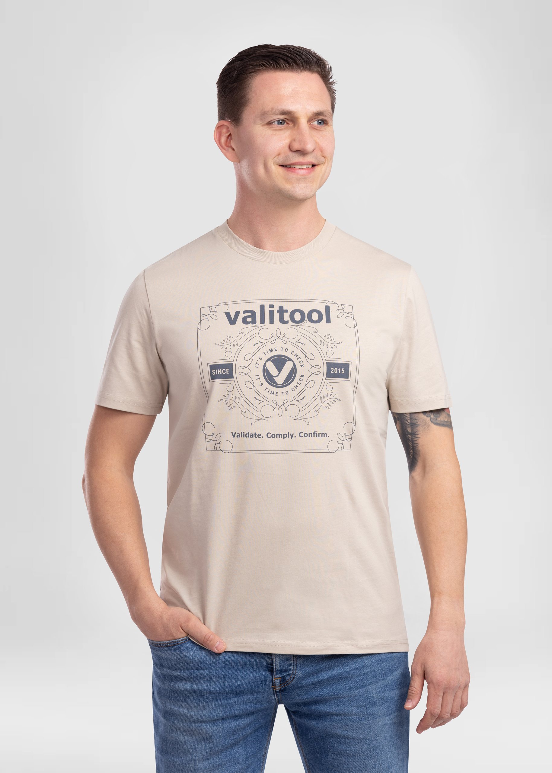 T-shirt valitool unisexe Time to Check Desert Dust – porté par un mannequin masculin