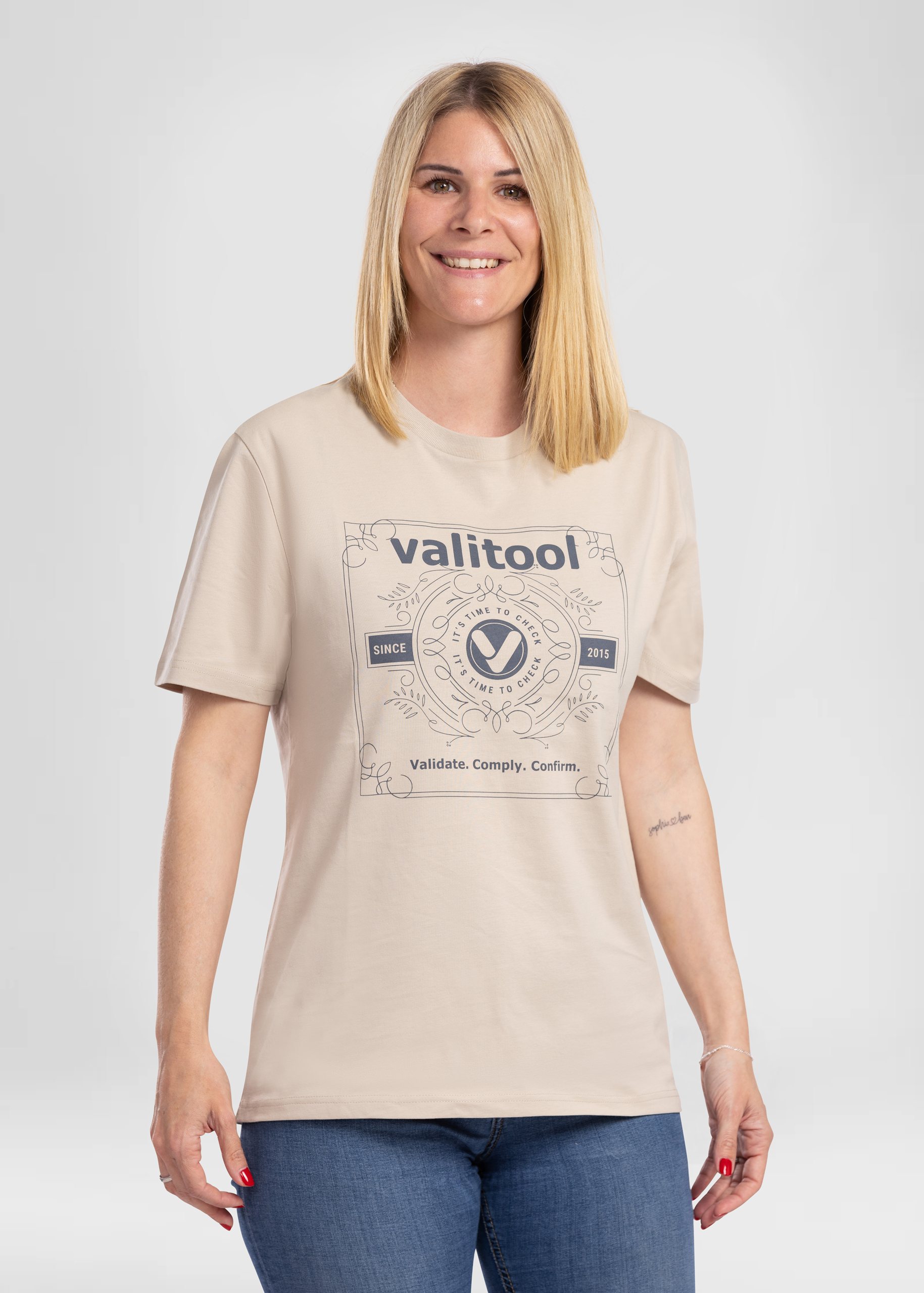 T-shirt valitool unisexe Time to Check Desert Dust – porté par un mannequin féminin