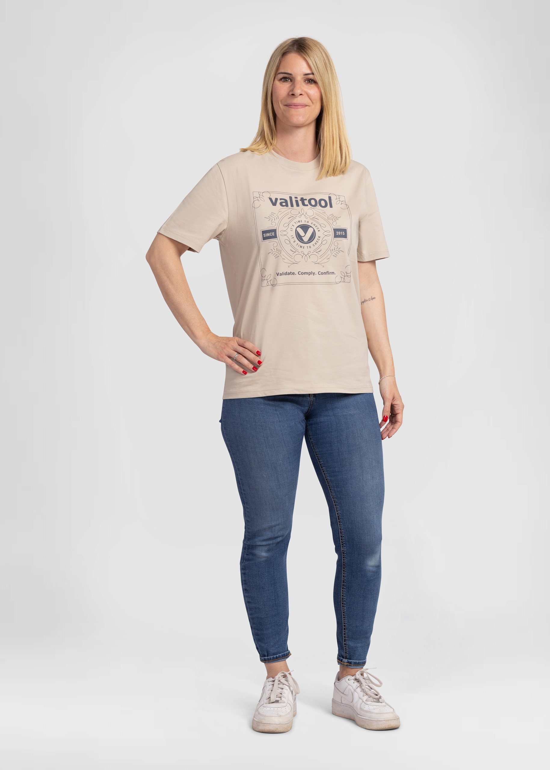 T-shirt valitool unisexe Time to Check Desert Dust – photo en pied sur un mannequin féminin