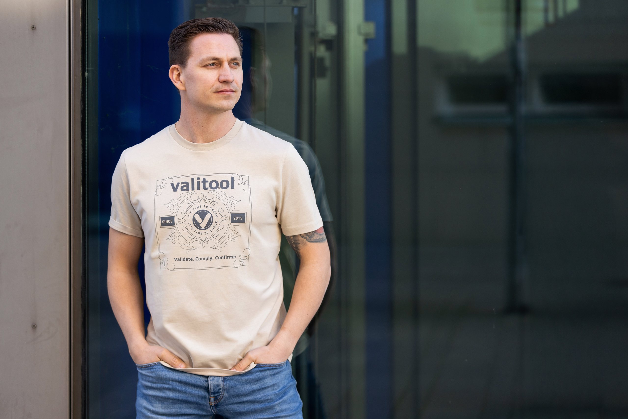 T-shirt valitool unisexe Time to Check Desert Dust – porté à l’extérieur